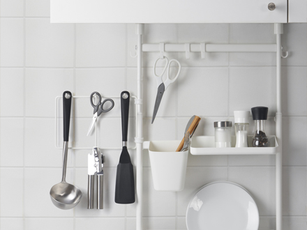 Utensilios de cocina IKEA 365+ en un estante ajustable SUNNERSTA con ganchos.