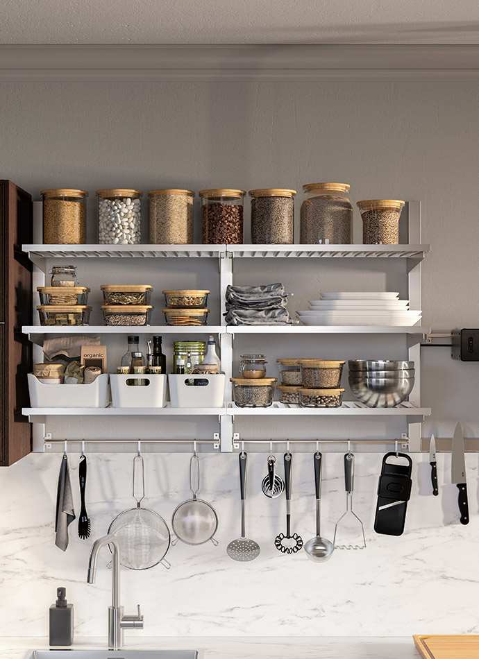 Cocina organizada con estantes blancos llenos de frascos y utensilios colgantes, sobre un salpicadero de mármol.