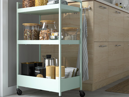 Carrito auxiliar RÅSKOG en una cocina.