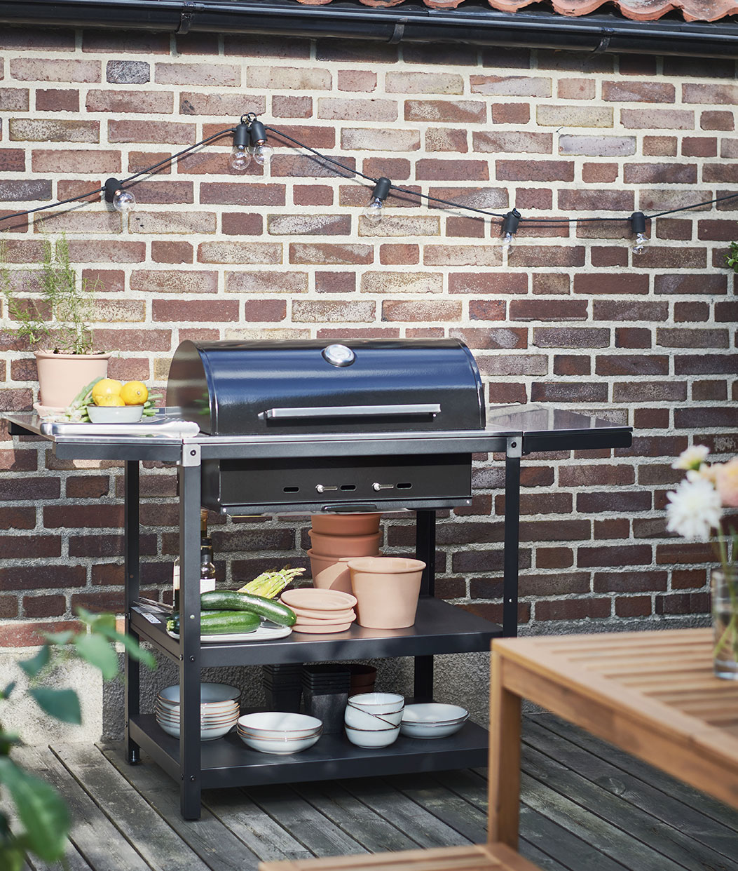 Charcoal grill with 2 side tables