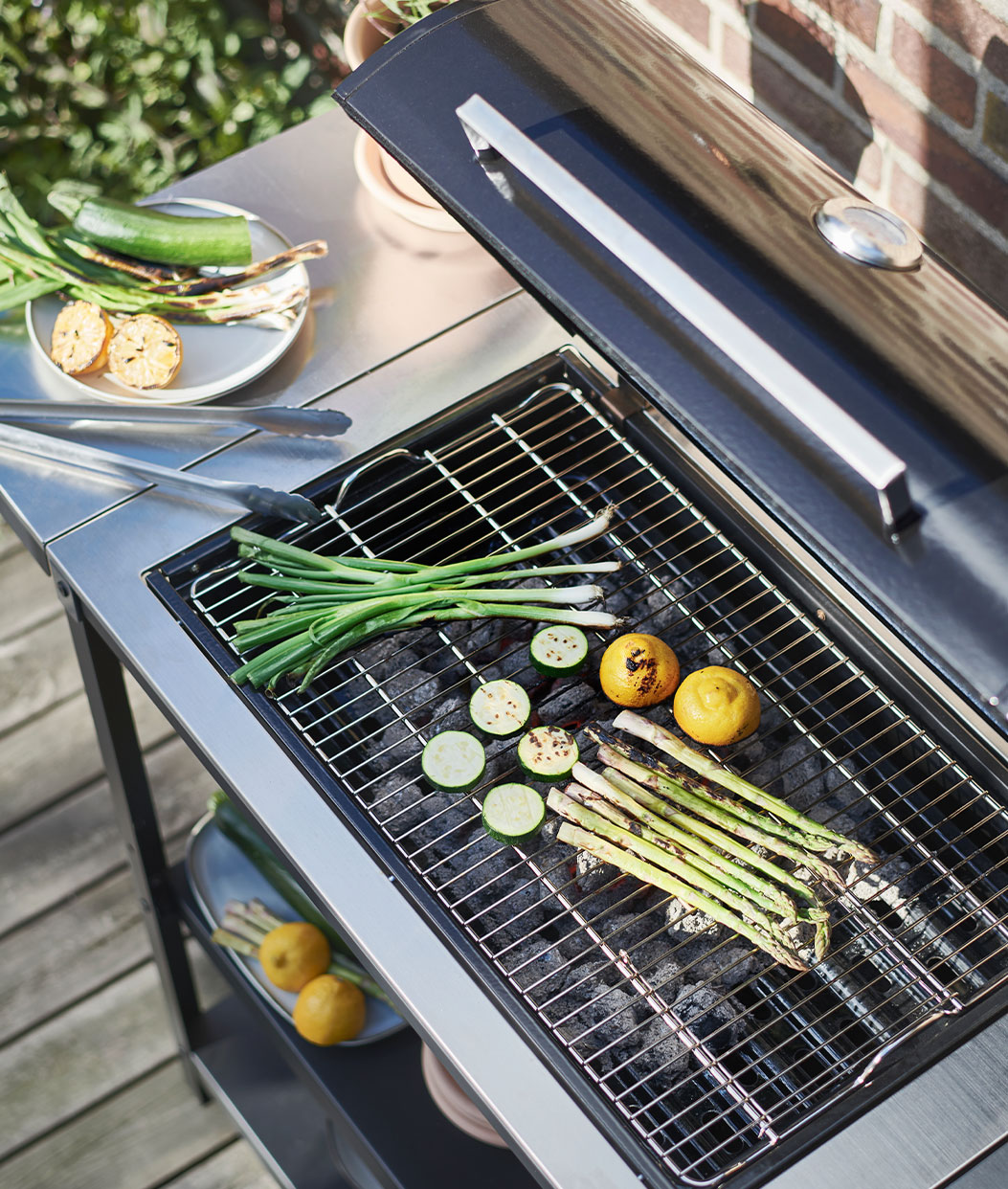 Charcoal grill with 2 side tables