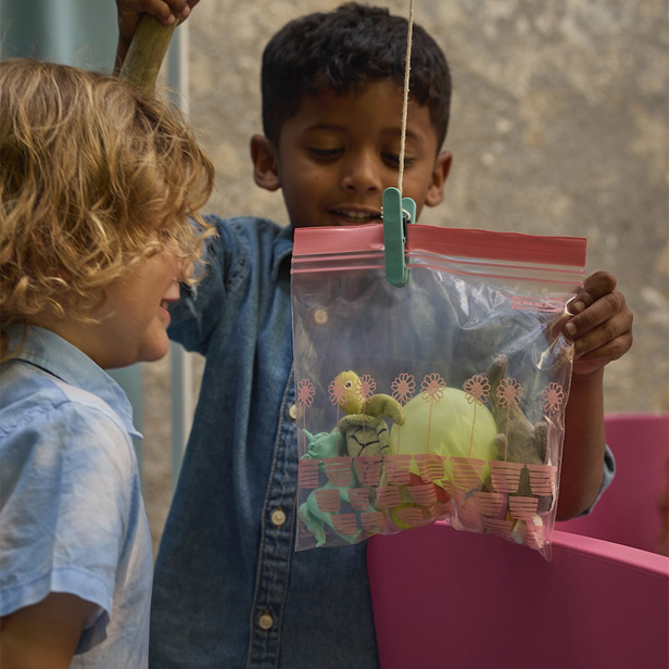 Niños jugando con una bolsa de seguridad en cuyo interior hay juguetes
