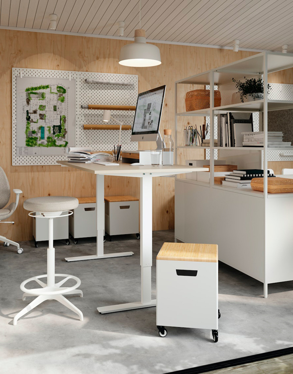 Office with a TROTTEN desk with an ELLOVEN monitor stand on top, a TROTTEN cabinet with sliding doors, and a BUNKEFLO pendant lamp.