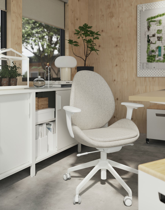 An office with a HATTEFJÄLL professional chair and, behind it, a TROTTEN cabinet with sliding doors and a DEJSA lamp.