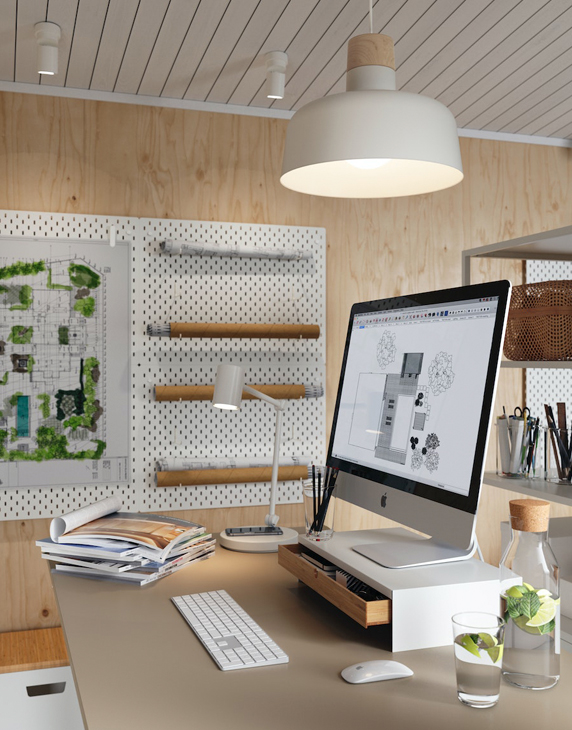 A desk with an ELLOVEN monitor stand, a NYMÅNE work lamp, and a BUNKEFLO pendant lamp.