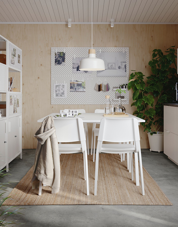 Meeting room with TROTTEN desks and TEODORES chairs, with a BUNKEFLO pendant lamp.