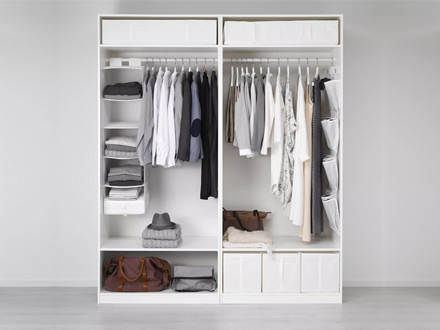 Armario doble blanco abierto con ropa organizada, bolsas y cajas de almacenaje.