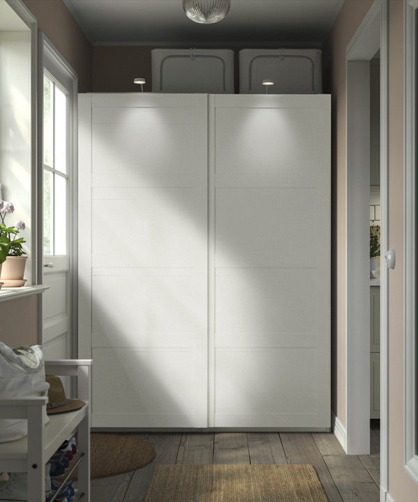 un armario con puertas batientes