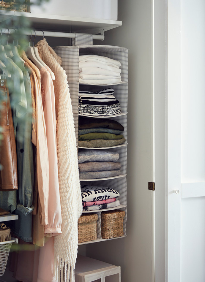  Colgar cosas como las camisas, los vestidos, los pantalones o las chaquetas significa menos arrugas y te dan un buen panorama. Ordénalo por colores para un estilo más calmado.    Saltar contenido  Almacenaje colgante con 7 compartimentos STUK