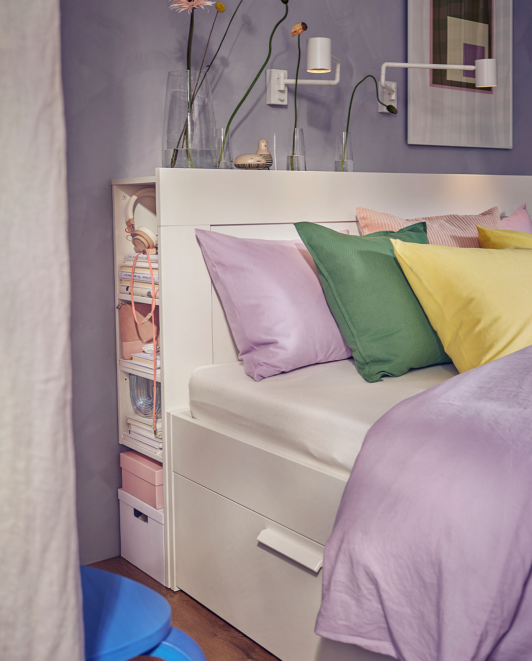 Dormitorio colorido, una cama grande con cojines de colores vivos