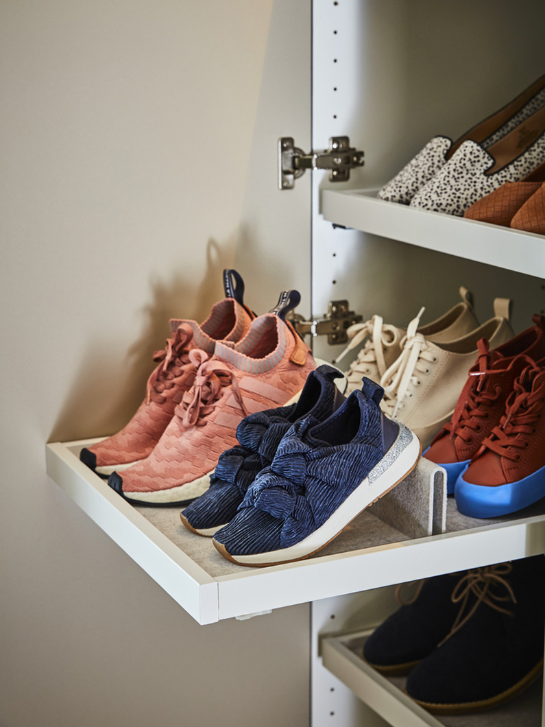  Zapatos casuales en estantes de closet, mostrando un espacio organizado y accesible para calzado.