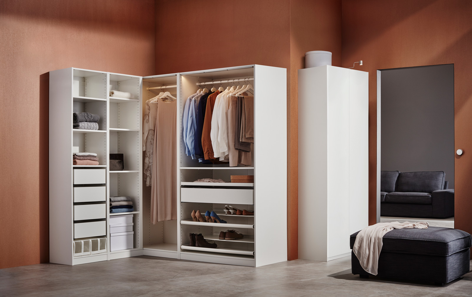 Amplio vestidor blanco con iluminación, ropa y accesorios organizados, creando un ambiente elegante y funcional.