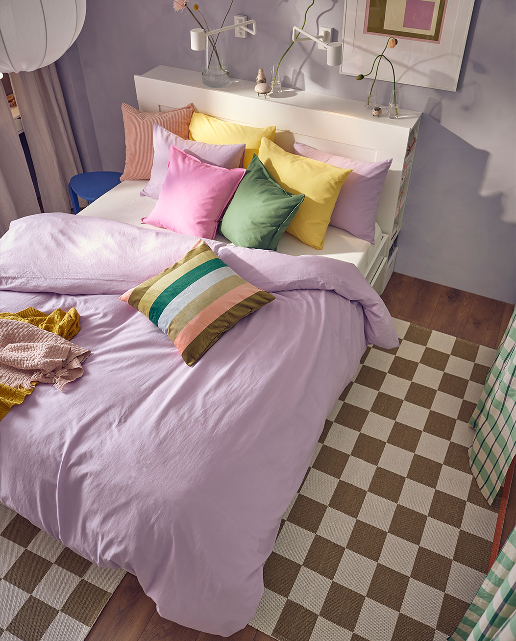vista superior, de toda la colorida habitación, con sus cojines y su suave funda morada