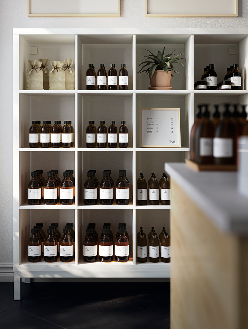 Gran armario blanco moderno y abierto, lleno de botellas de artículos de tocador.