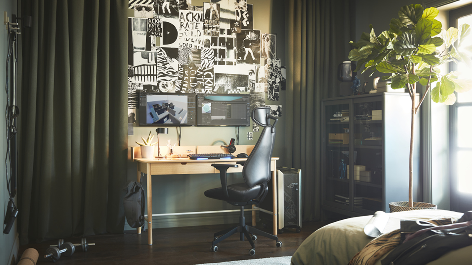 Una habitación gamer con un escritorio RIDSPÖ y una silla gaming GRUPPSPEL en el centro, y un gabinete IDÅSEN con puertas deslizables.