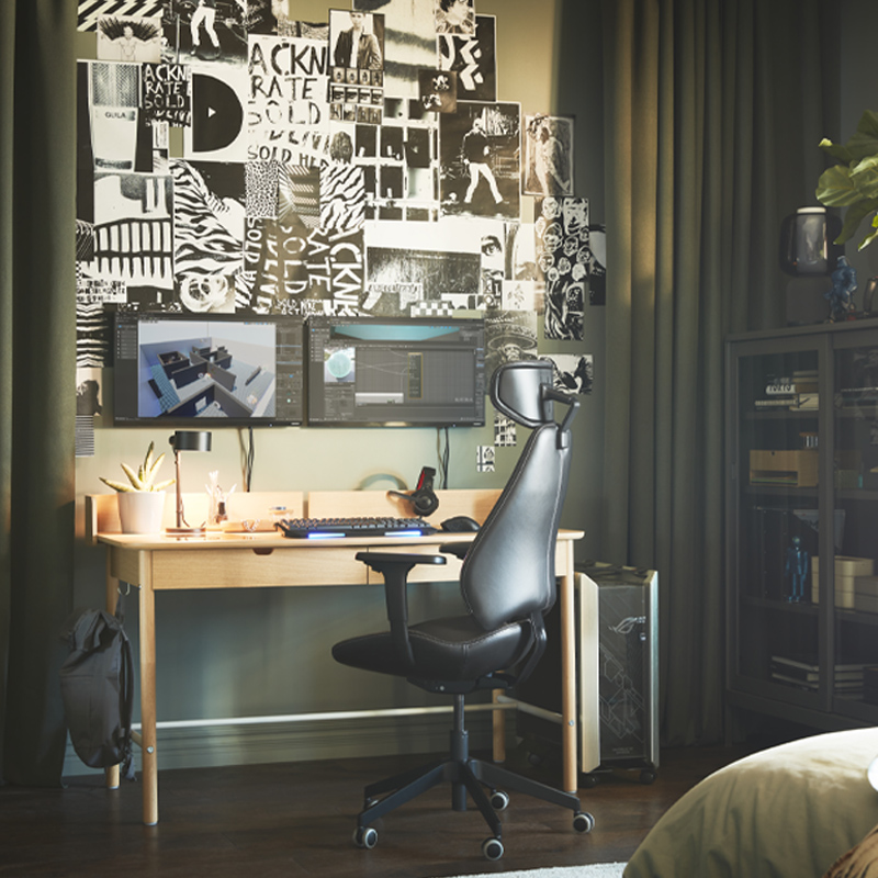 Una habitación gamer con un escritorio RIDSPÖ y una silla gaming GRUPPSPEL en el centro, y un gabinete IDÅSEN con puertas deslizables.