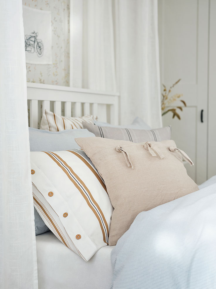  The bed is your comfort zone: its fresh cotton bedding and cushions invite you to relax