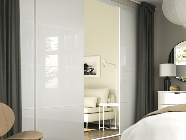 Puertas deslizantes blancas brillantes en dormitorio moderno