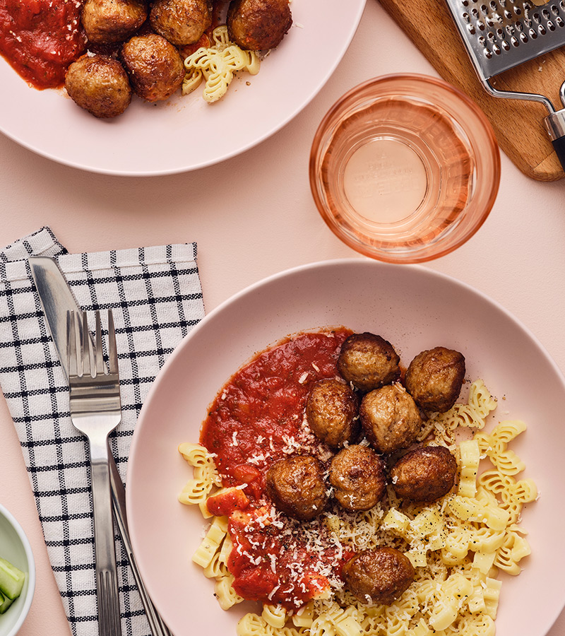 Pea protein balls HUVUDROLL with pasta and crushed tomato