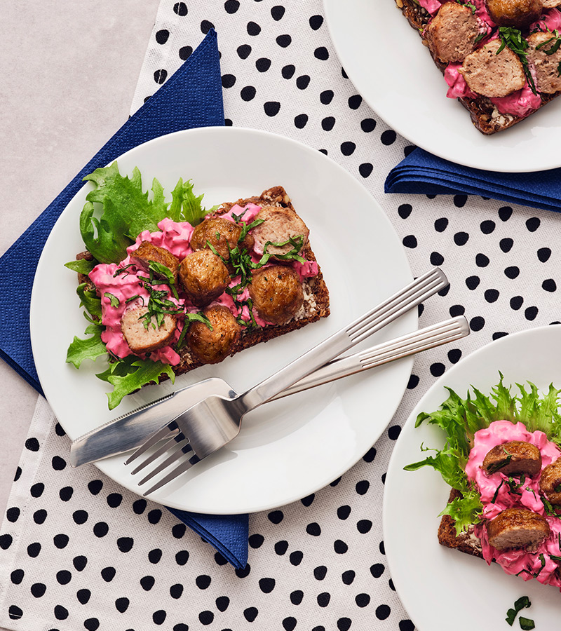 Toasts of chicken balls HUVUDROLL with beet humus