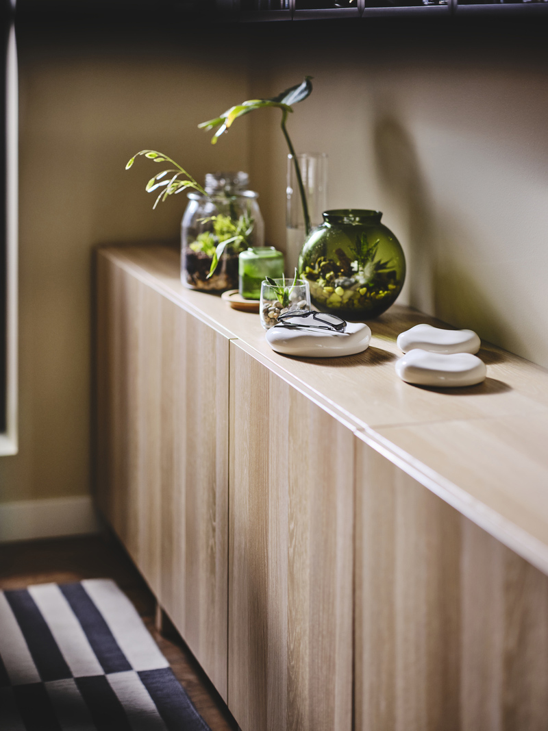 Mueble consola en pino, con jarrones y adornos encima.