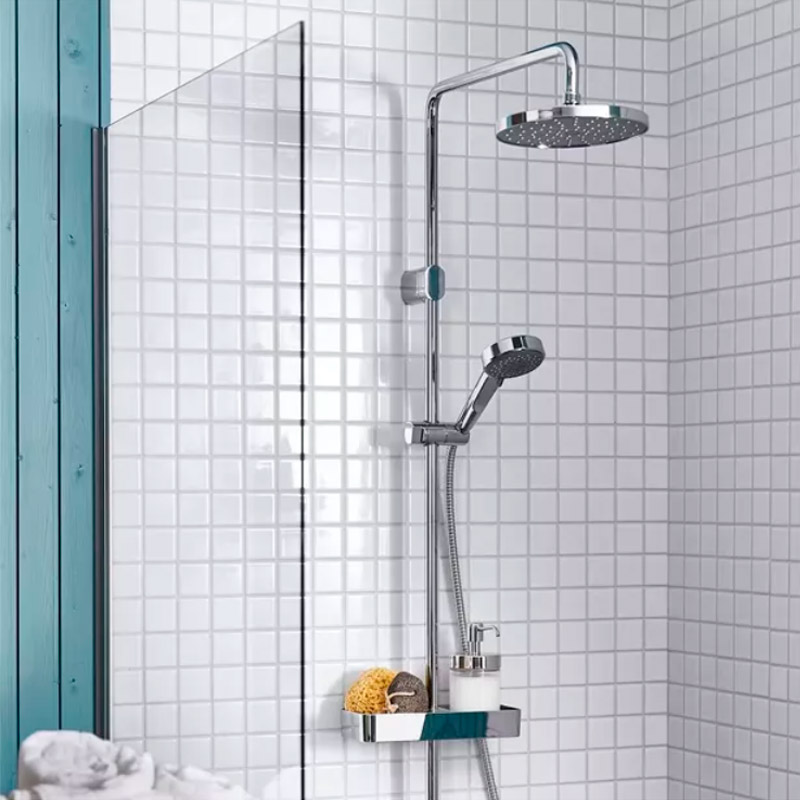 Juego de ducha fija con ducha de mano, cromado y azulejos blancos, repisa con esponja, jabón en un espacio limpio y minimalista.