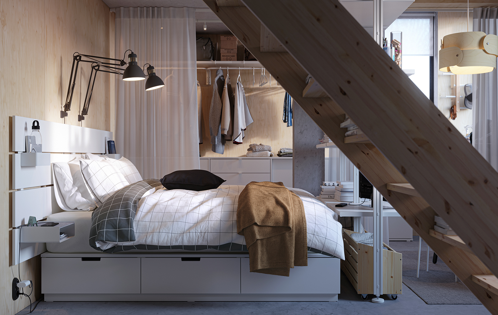 Dormitorio compacto con cama blanca, almacenamiento integrado y escalera de madera expuesta.
