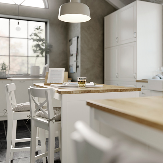 detalle de una isla de cocina con dos sillas altas en color blanco estilo tradicional elegante