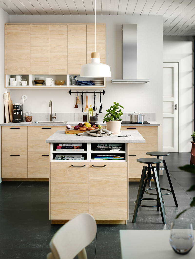 Amplia cocina moderna con chapas de pino claro, con un plano central de la isla de cocina con puertas inferiores de pino claro.