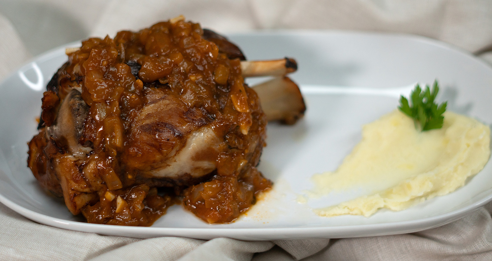 codillo asado con puré de patatas