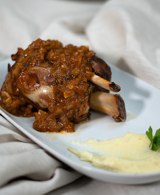 codillo asado con puré de patatas