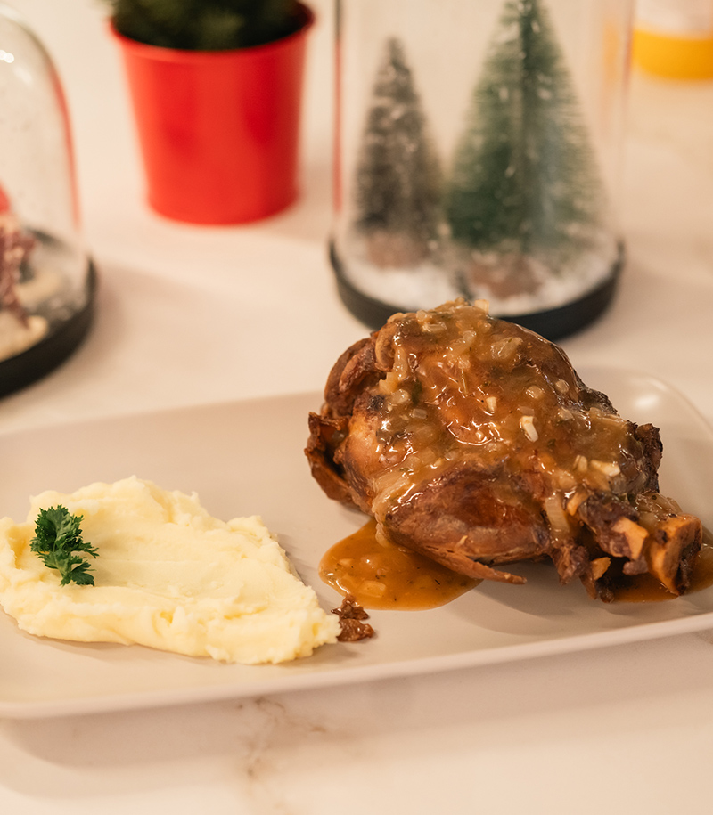 codillo asado con puré de patatas