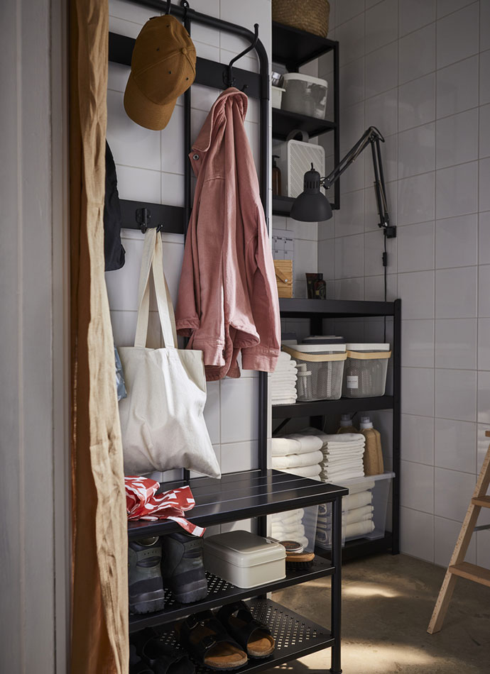 Un cuarto de almacenamiento con estanterías ENHET, cajas SAMLA, una canasta de alambre RISATORP y toallas de baño FREDRIKSJÖN.