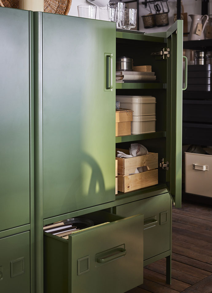 Un gabinete con puertas IDÅSEN, lleno con una caja KNAGGLIG, vasos de vidrio IKEA 365+ y una caja VATTENTRÅG con tapa.