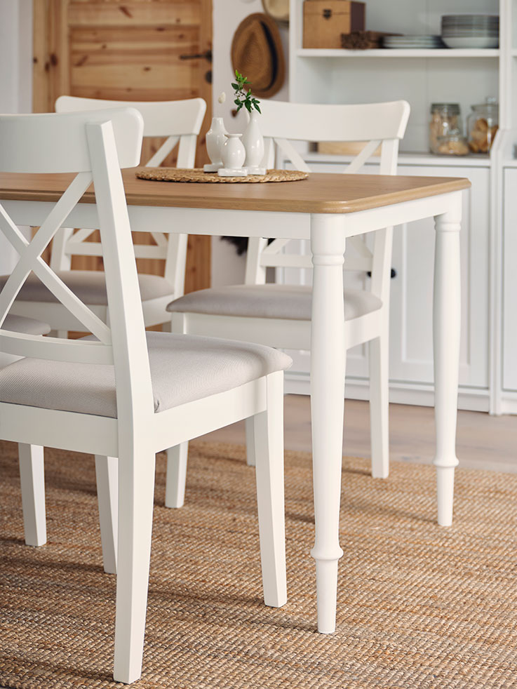 Las patas de la mesa DANDERYD parecen de madera, pero en realidad están hechas de acero