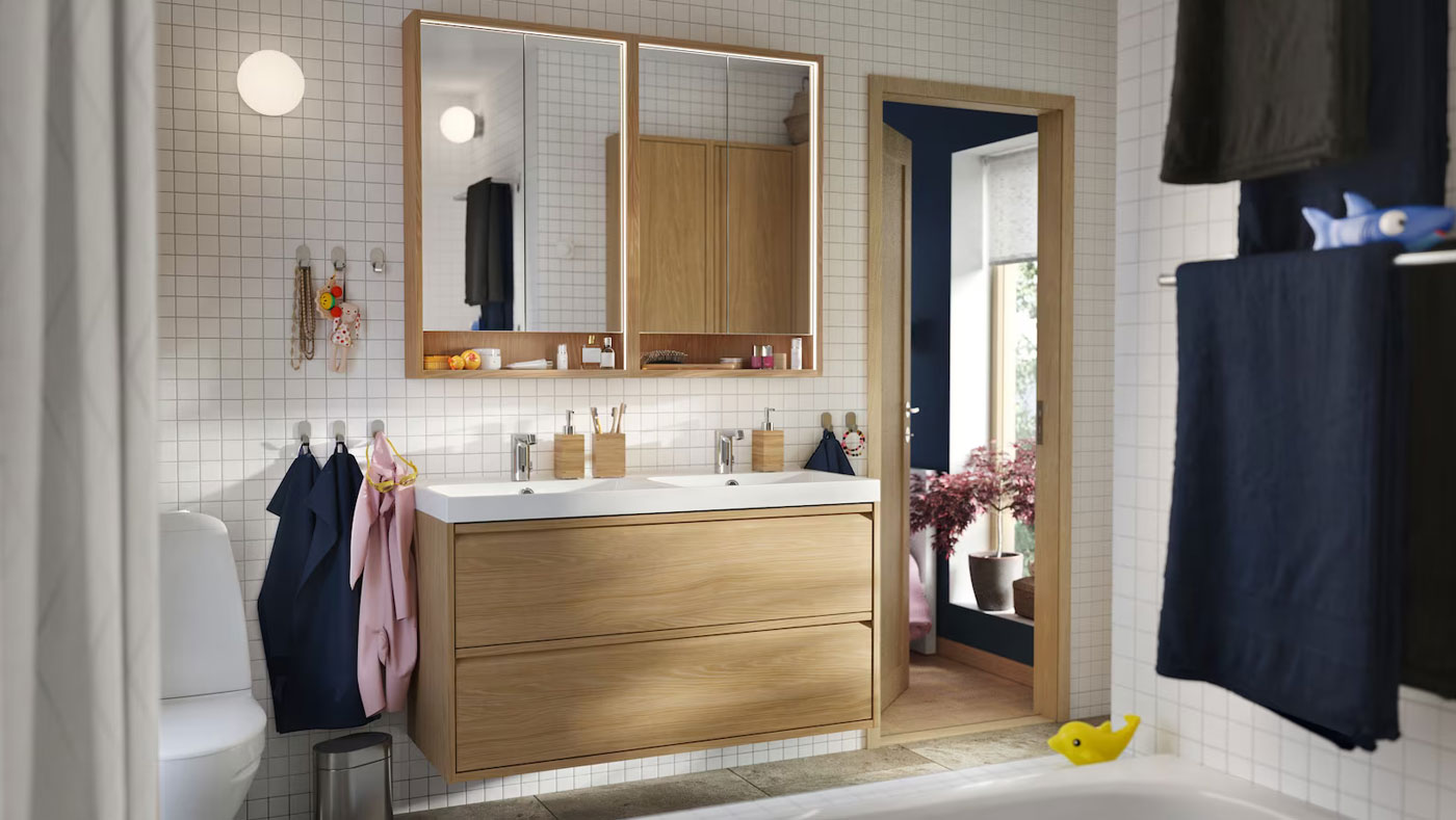 Amplio y elegante cuarto de baño moderno con lavabo doble y espejo doble