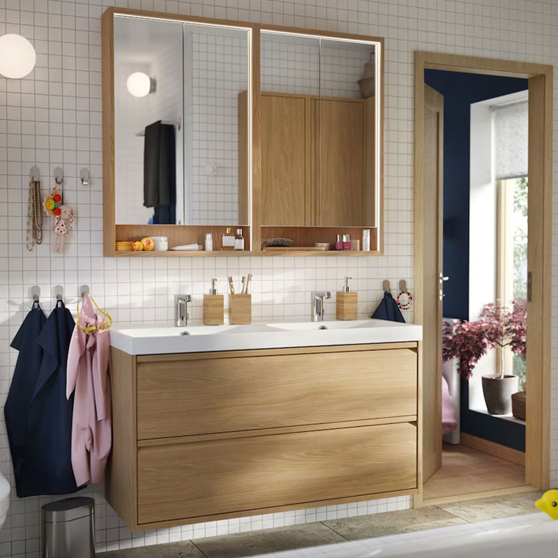 Amplio y elegante cuarto de baño moderno con lavabo doble y espejo doble