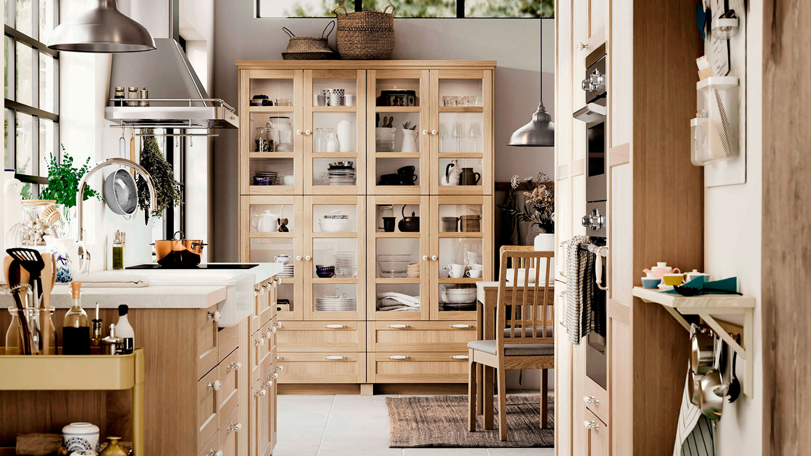 Cocina acogedora con gabinetes de madera, isla y vitrina con vajilla.