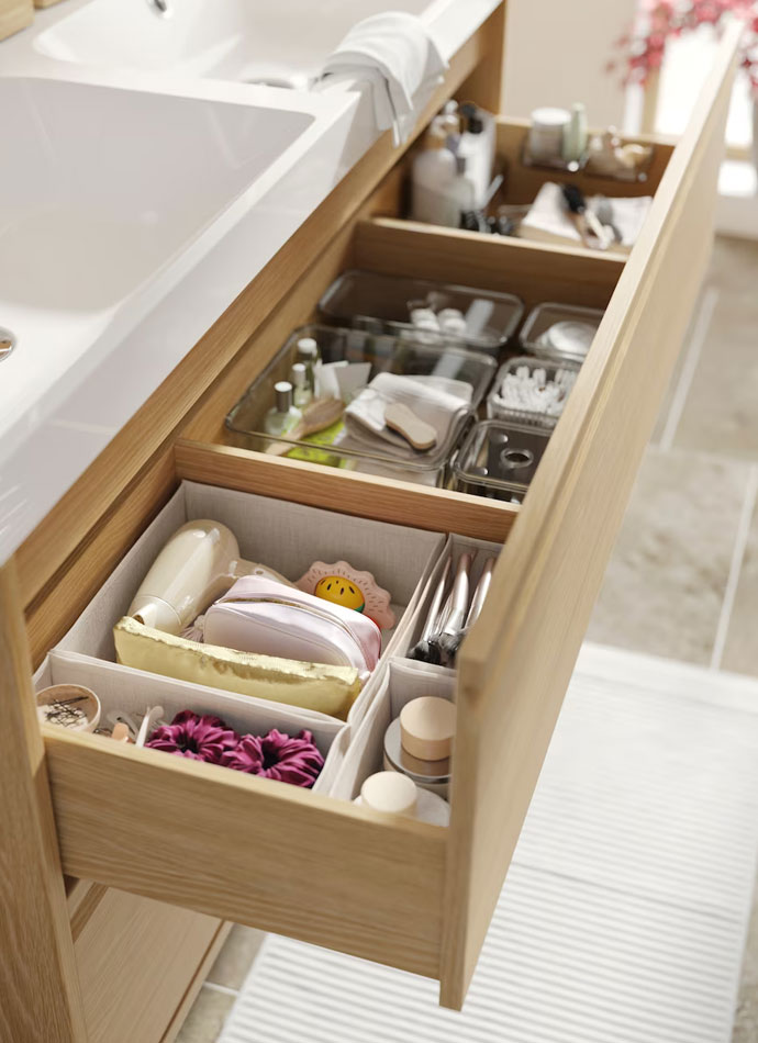 Cajón del mueble de baño labavo inferior, ábralo y podrá ver diferentes artículos de baño