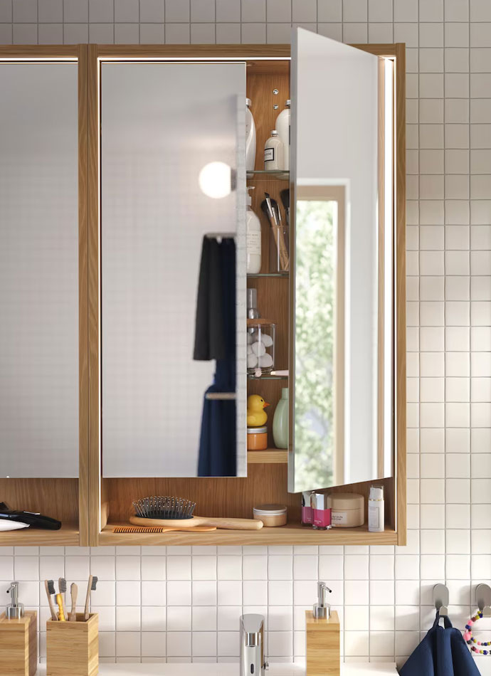 Amplio mueble de baño de pared con puerta de espejo