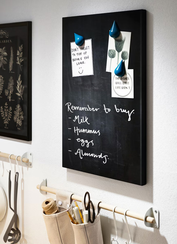 Una pizarra con una lista de ingredientes y utensilios de cocina colgaba de la pared.