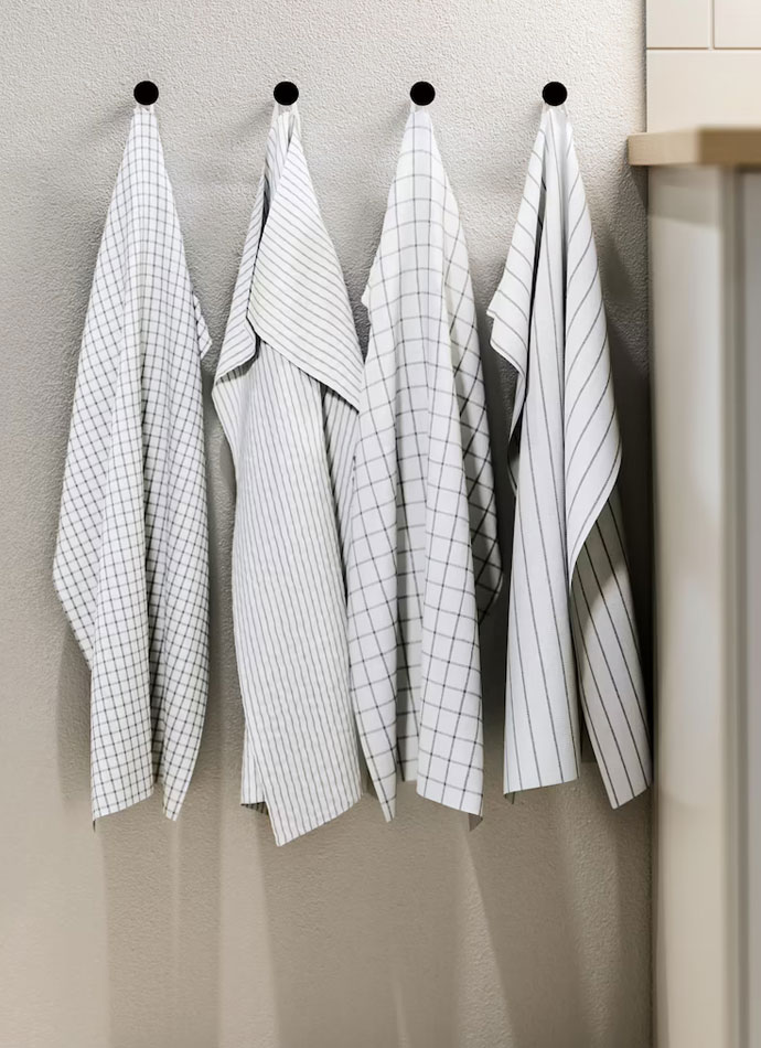 paños de cocina colgados en la pared