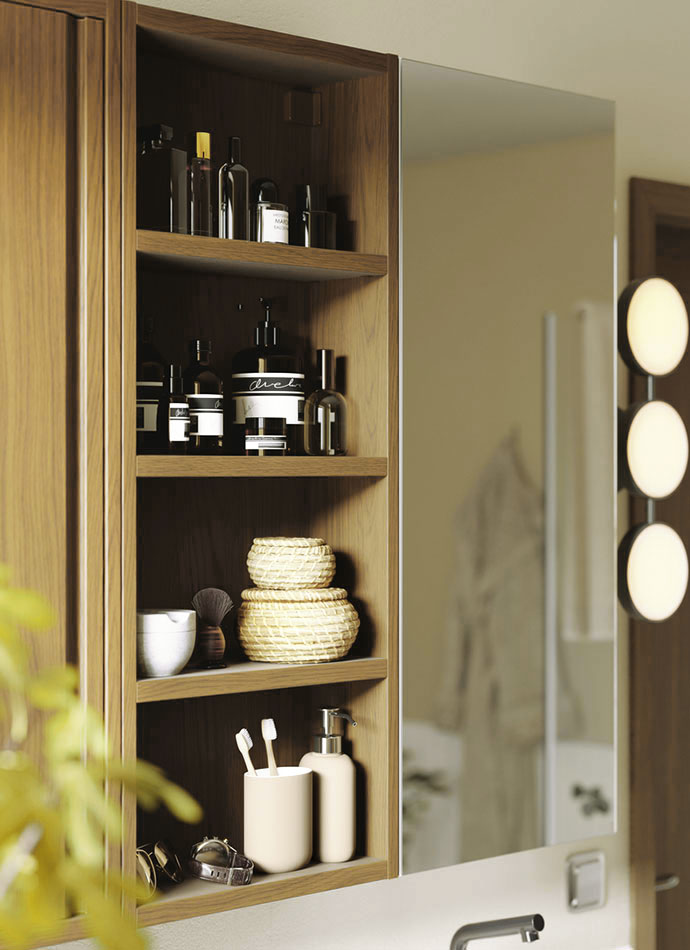 Botellas y cepillos de dientes en un estante de madera claro, reflejados en un espejo de baño. Ambiente organizado y funcional.