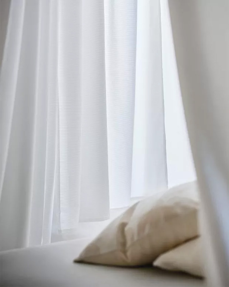 Almohadas DVALA y cortinas TIBAST