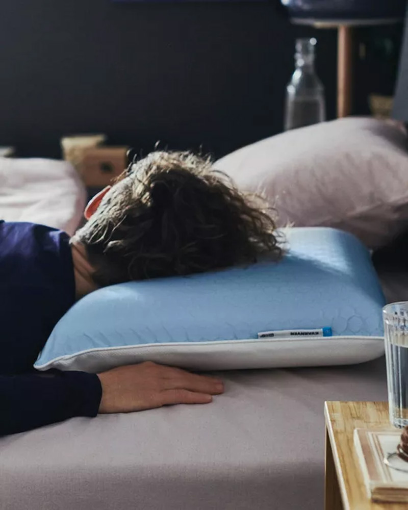 Persona acostada sobre almohada ergonómica KVARNVEN