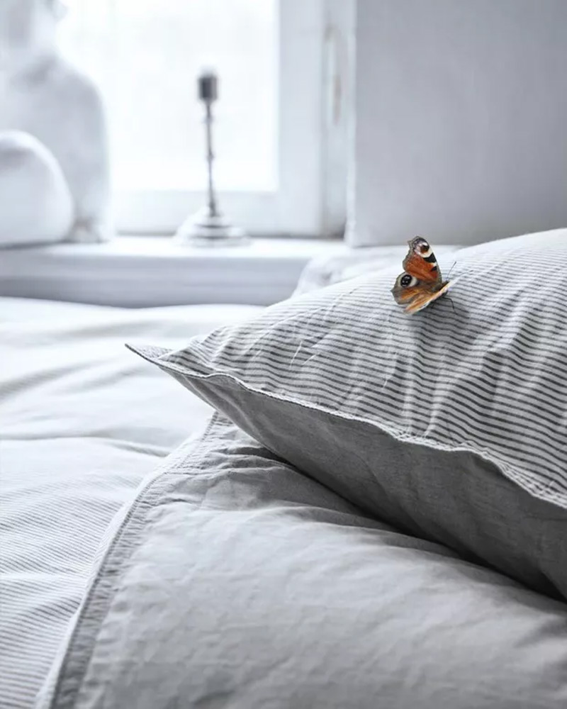 Almohada sobre una cama en un dormitorio