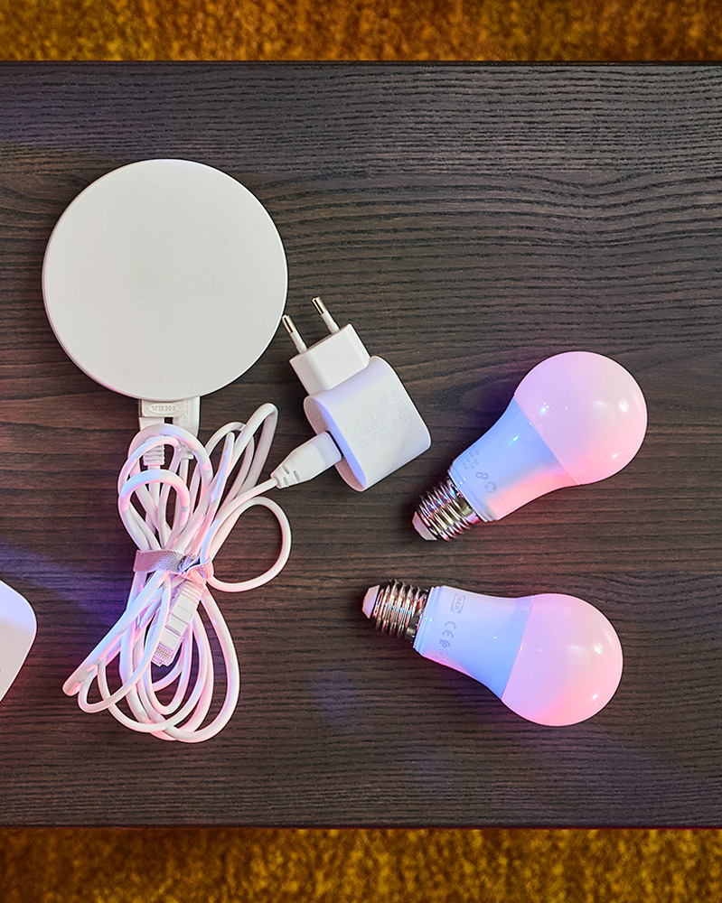 DIRIGERA centro de control para productos inteligentes y TRÅDFRI bombilla inteligente LED E27 806 lm