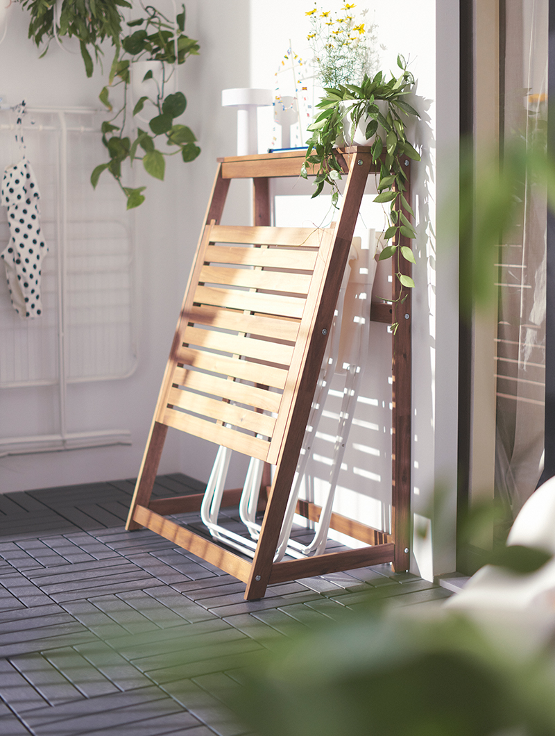 Folding table in the form of a desk folded on the wall