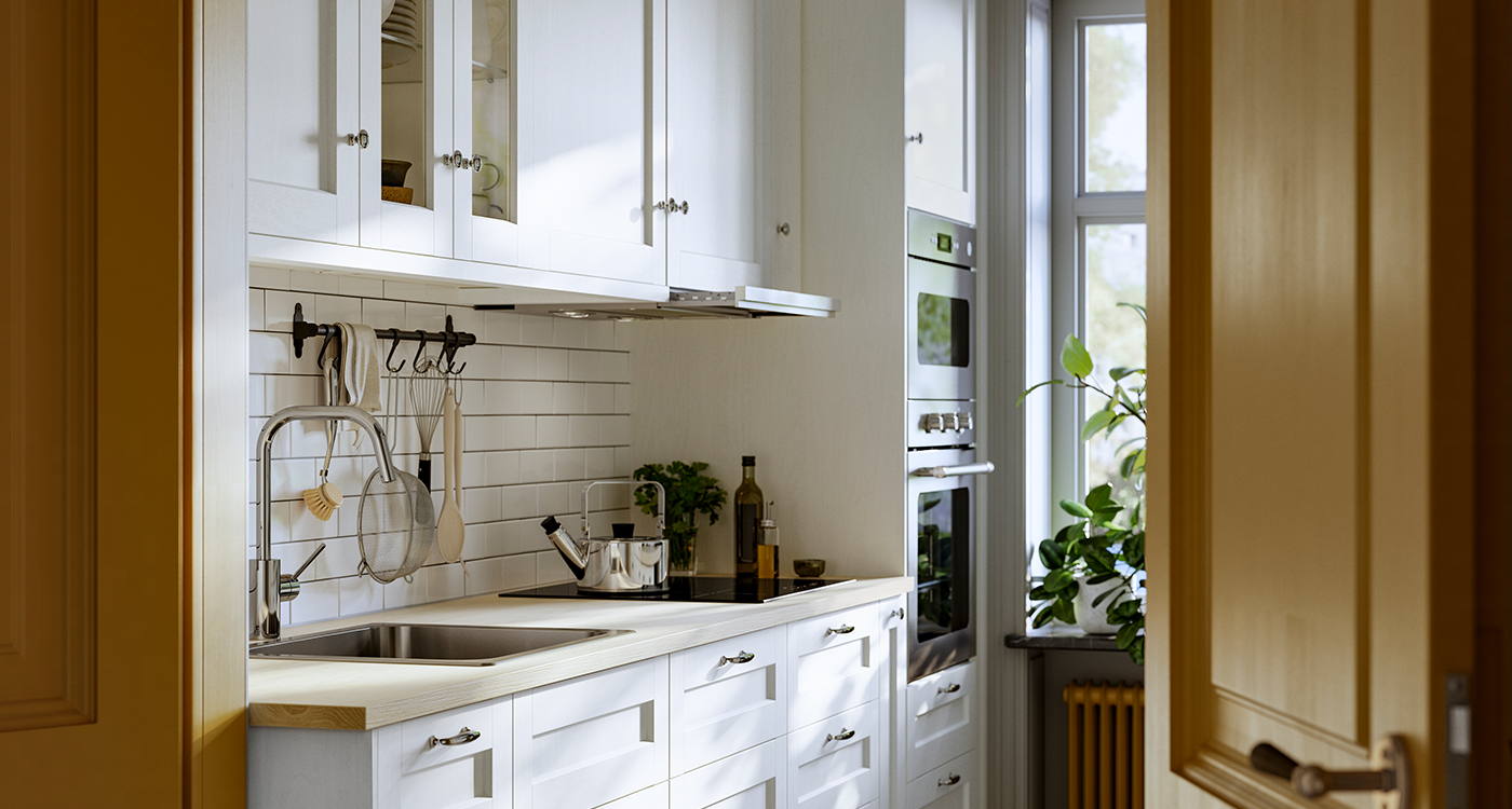 Cocina con frentes de gabinete ENKÖPING, encimera PINNARP, horno de convección MATTRADITION y tiradores ENERYDA