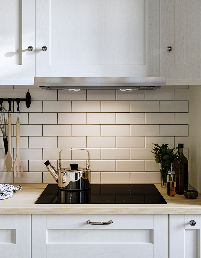 Cocina con frentes de gabinete ENKÖPING, encimera PINNARP y placa de inducción MATMÄSSIG.